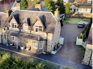 una vista aerea di una casa con parcheggio di Clune House B&B a Newtonmore