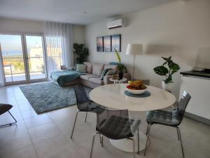 Prostor za sedenje u objektu Gino´s House