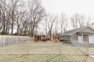 a yard with a fence and a house at The Alabama Guest House in Englewood