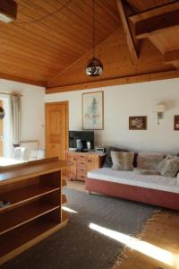 een woonkamer met een bed en een bureau bij Pension Christoph in Kramsach