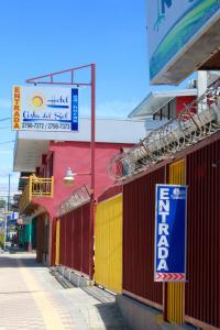 un edificio con cartelli sul lato di una strada di Hotel Costa del Sol a Puerto Limón