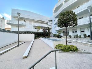 a courtyard of a building with a bench and a tree at Cannes Maria in Cannes
