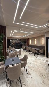 ein Restaurant mit Tischen und Stühlen und einer Bar in der Unterkunft Hotel Vila Dedej in Durrës