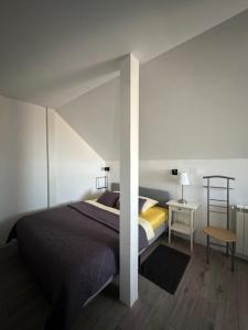 una camera da letto con un letto, un tavolo e una sedia di Košava a Golubac