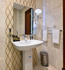 a bathroom with a sink and a mirror at Best Day Hotel and Resorts المحمدية in Jeddah