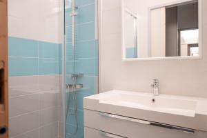a bathroom with a sink and a shower at Maison Épure - maison mitoyenne avec jardin in Colomiers +11 photos