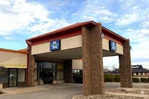 HesstonFairview Inn By OYO Hesston I-135的购物中心前的商店