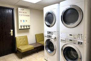 HesstonFairview Inn By OYO Hesston I-135的洗衣房配有2台洗衣机和椅子