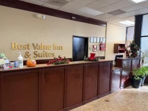 HesstonFairview Inn By OYO Hesston I-135的大堂设有超值旅馆和套房 更多18张照片