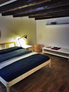 1 dormitorio con 1 cama y escritorio con lámpara en Al pozzo Apartment, en Venecia