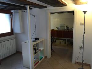 Camera con armadio bianco e scrivania. di Al pozzo Apartment a Venezia