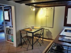 a kitchen with a table and chairs in a room at Al pozzo Apartment in Venice