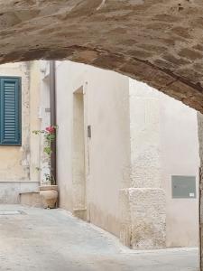 un ingresso a un edificio con porta e pianta di Appartamento alla Immacolata Noto Centro Storico a Noto