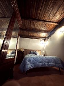 ein Schlafzimmer mit einem Bett und einer Holzdecke in der Unterkunft Saint Anthony in Eggi