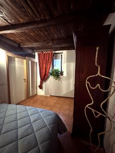 ein Schlafzimmer mit einem Bett und ein Zimmer mit einem Fenster in der Unterkunft Saint Anthony in Eggi