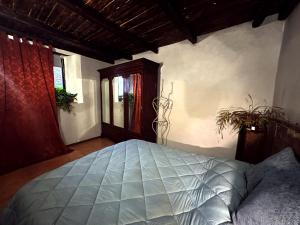 ein Schlafzimmer mit einem großen Bett in einem Zimmer in der Unterkunft Saint Anthony in Eggi