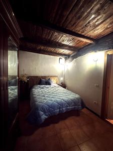 ein Schlafzimmer mit einem Bett und einer Holzdecke in der Unterkunft Saint Anthony in Eggi