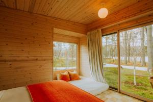 North EgremontProspect Berkshires的木制客房 - 带窗户和1张床铺的卧室