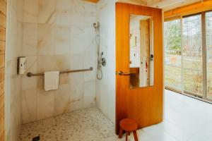 North EgremontProspect Berkshires的带玻璃门淋浴间的浴室 更多60张照片