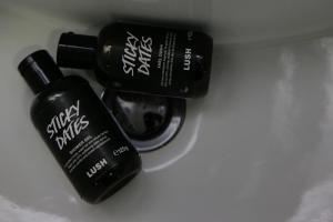 twee flessen haarproducten op een toonbank bij The Blue Wave Hotel in Himare