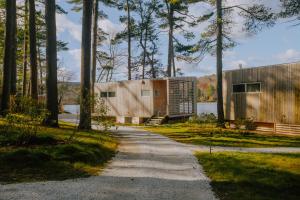 North EgremontProspect Berkshires的树林中带小径的房子