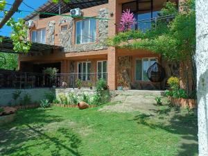 een stenen huis met een tuin ervoor bij Panorama RABATI in Akhaltsikhe