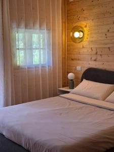 Llit o llits en una habitació de FaBe Chalet - Jacuzzi Panoramica & Mountain Escape 29 fotos més