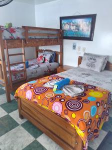 een slaapkamer met een bed en een stapelbed bij HOTEL NUEVO GALEX in Acacías +39 foto's