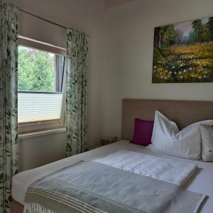 a small bedroom with a bed and a window at Apartchalet Sisi- including Saalfelden Leogang Card in Saalfelden am Steinernen Meer
