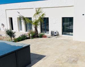 a patio in front of a white building at Chambre double centre ville Bergerac in Bergerac