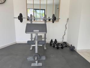 a gym with a bench press and weights at Chambre double centre ville Bergerac in Bergerac