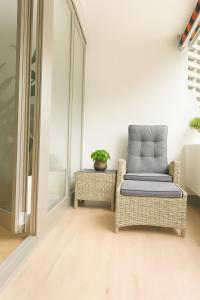 a wicker chair and a table in a room at Apartment Ypsilon am Grün in Bayreuth