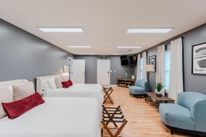 a living room with a bed and two chairs at The Alabama Guest House in Englewood