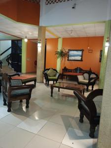 een woonkamer met meerdere stoelen en een tafel bij Raya hotel Nyali Mombasa in Mombasa