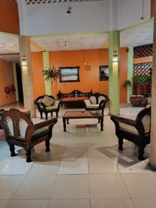een lobby met stoelen en een tafel in een kamer bij Raya hotel Nyali Mombasa in Mombasa