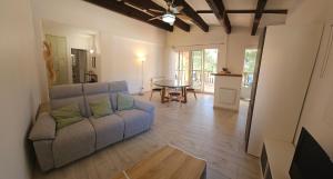 un soggiorno con un divano e un tavolo di Appartement proche centre-ville et plages a Cavalaire-sur-Mer