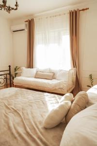 een woonkamer met 2 bedden en een raam bij Chic&Vrdnik in Vrdnik +19 foto's