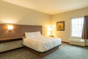 a hotel room with a bed and a window at Efficiency De Luxe Sulphur Near Lake Charles I 10 in Sulphur