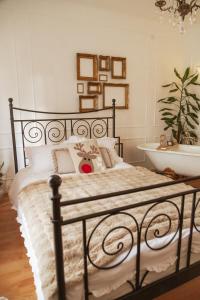 een slaapkamer met een zwart bed en een wastafel bij Chic&Vrdnik in Vrdnik