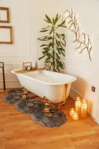 een wit bad bovenop een houten vloer bij Chic&Vrdnik in Vrdnik