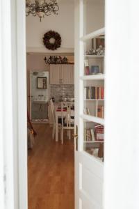 een keuken en een eetkamer met een tafel bij Chic&Vrdnik in Vrdnik