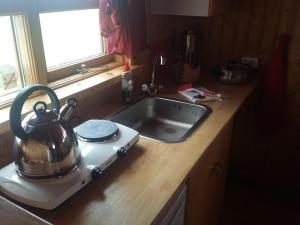 Kuchyň nebo kuchyňský kout v ubytování Hænuvík Cottages