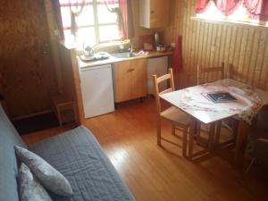 Kuchyň nebo kuchyňský kout v ubytování Hænuvík Cottages + 37 fotografií