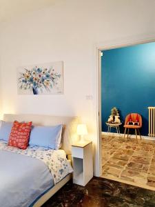 een slaapkamer met een bed en een blauwe muur bij Fiori e Frutti Guest Home in Almese