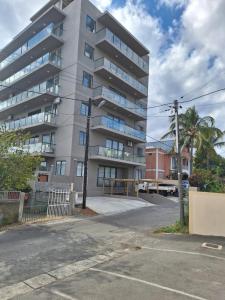 an empty street in front of an apartment building at Lumea Apartment in Flic-en-Flac