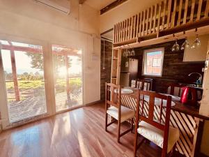 a kitchen and dining room with a table and chairs at Cabaña Los Lagos 2 in Lenca