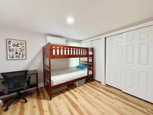 En eller flere senge i et værelse på South Kingston Serenity