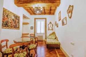 a living room with a table and chairs and a glass table at Arpinelli Suite in Rome