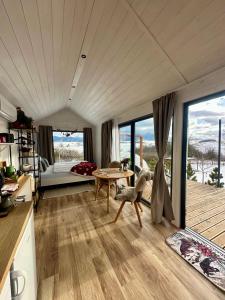 Phong cảnh thiên nhiên gần nhà gỗ