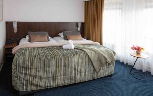 Giường trong phòng chung tại Hampshire Hotel Petit Nord +26 ảnh